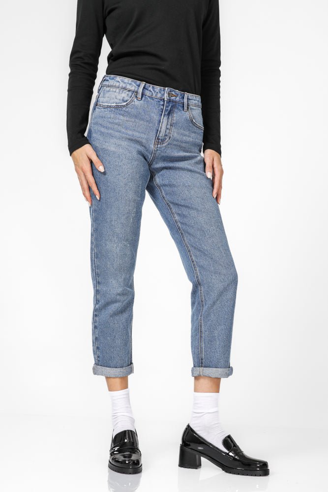 KENNETH COLE - ג'ינס מותן נמוכה בצבע כחול בהיר - MASHBIR//365