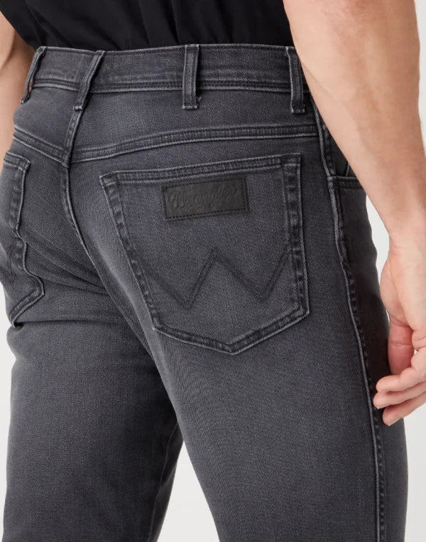 WRANGLER - ג'ינס TEXAS SLIM בצבע שחור משופשף - MASHBIR//365