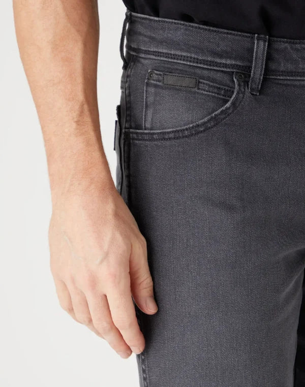 WRANGLER - ג'ינס TEXAS SLIM בצבע שחור משופשף - MASHBIR//365