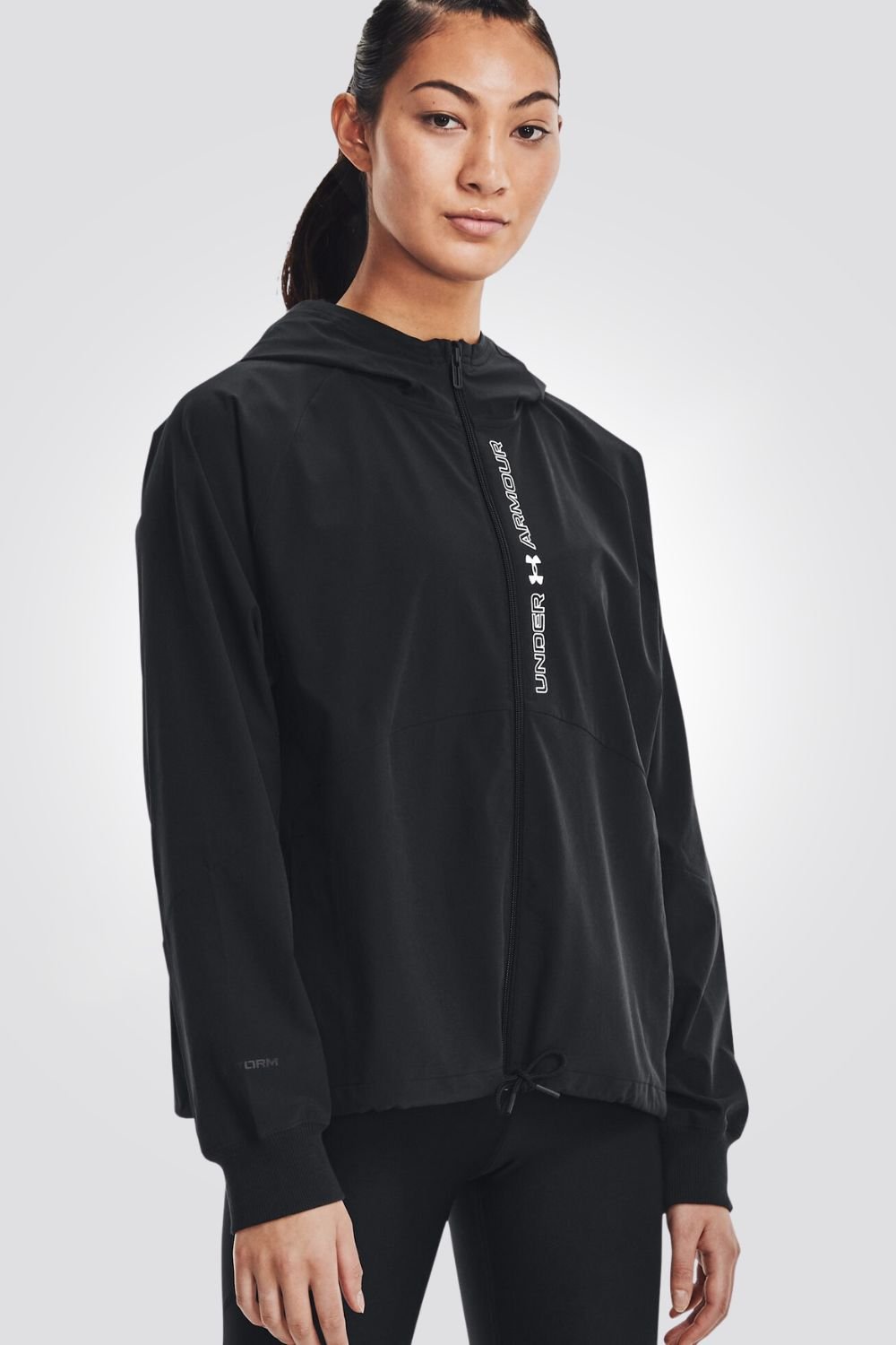 UNDER ARMOUR - ג'קט אימון לנשים בצבע שחור - MASHBIR//365