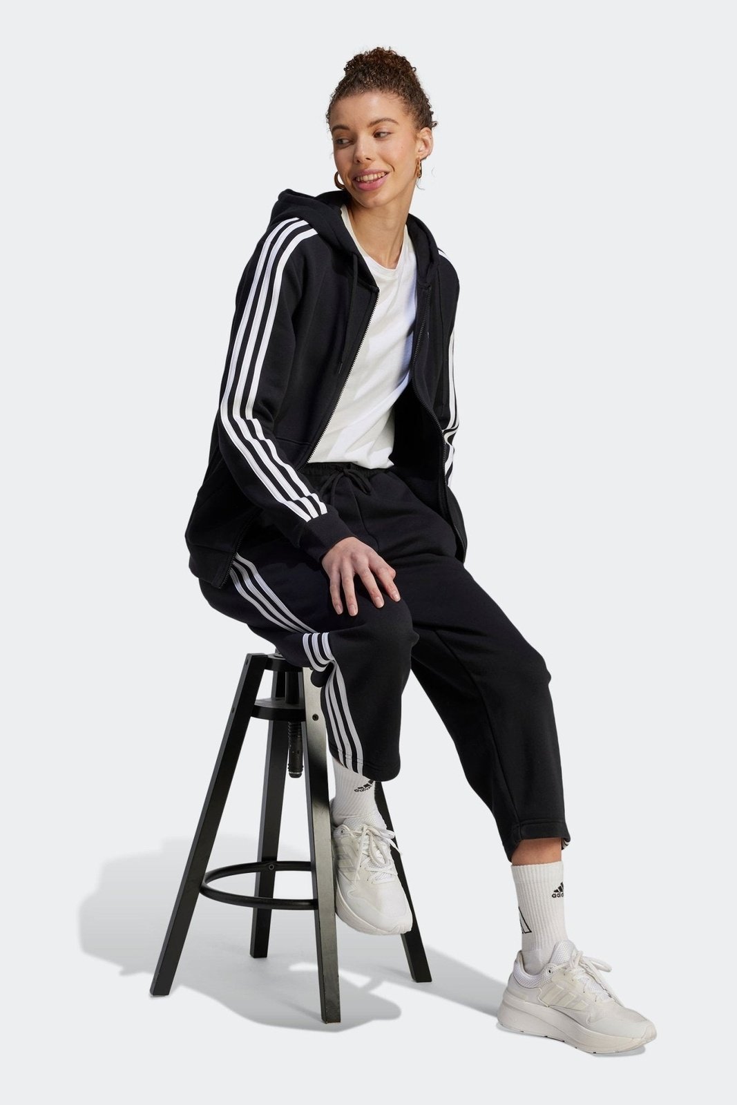 ADIDAS - ג'קט אימון לנשים ESSENTIALS בצבע שחור - MASHBIR//365