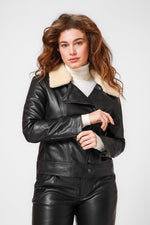 KENNETH COLE - ג'קט בייקר שחור עם פרווה בצבע בז - MASHBIR//365