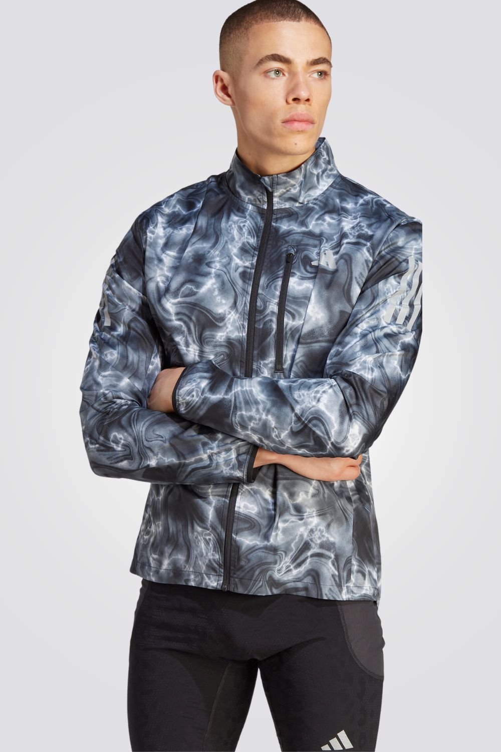 ADIDAS - ג'קט לגברים OWN THE RUN ALLOVER בצבע שחור ולבן - MASHBIR//365