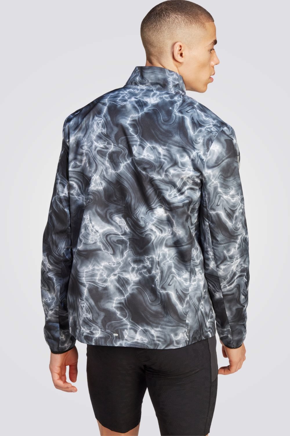 ADIDAS - ג'קט לגברים OWN THE RUN ALLOVER בצבע שחור ולבן - MASHBIR//365