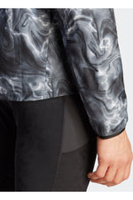 ADIDAS - ג'קט לגברים OWN THE RUN ALLOVER בצבע שחור ולבן - MASHBIR//365