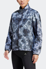 ADIDAS - ג'קט לנשים OWN THE RUN ALLOVER בצבע כחול - MASHBIR//365