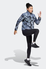 ADIDAS - ג'קט לנשים OWN THE RUN ALLOVER בצבע כחול - MASHBIR//365