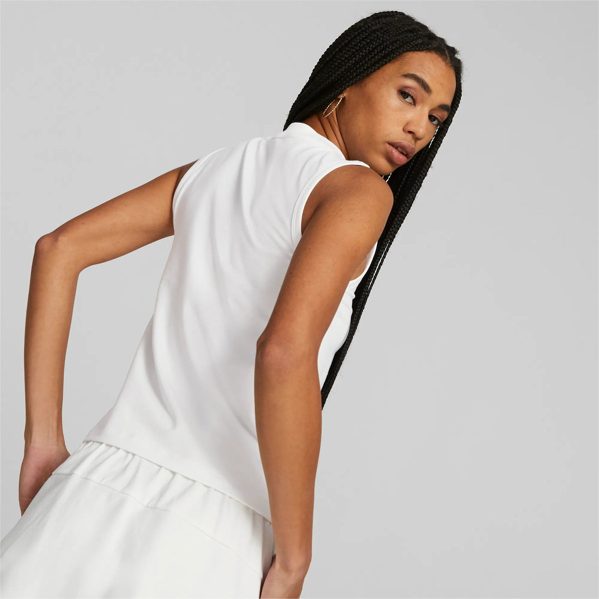 PUMA - גופיה לנשים ESS Slim Logo Tank בצבע לבן - MASHBIR//365
