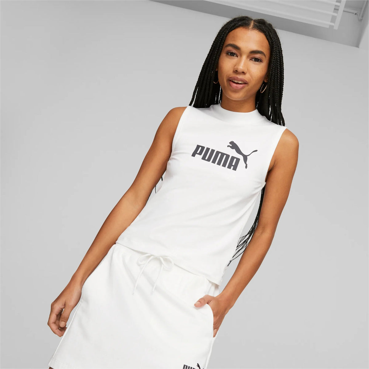 PUMA - גופיה לנשים ESS Slim Logo Tank בצבע לבן - MASHBIR//365