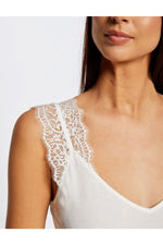 MORGAN - גופייה רצועות תחרה בצבע אופוויט - MASHBIR//365