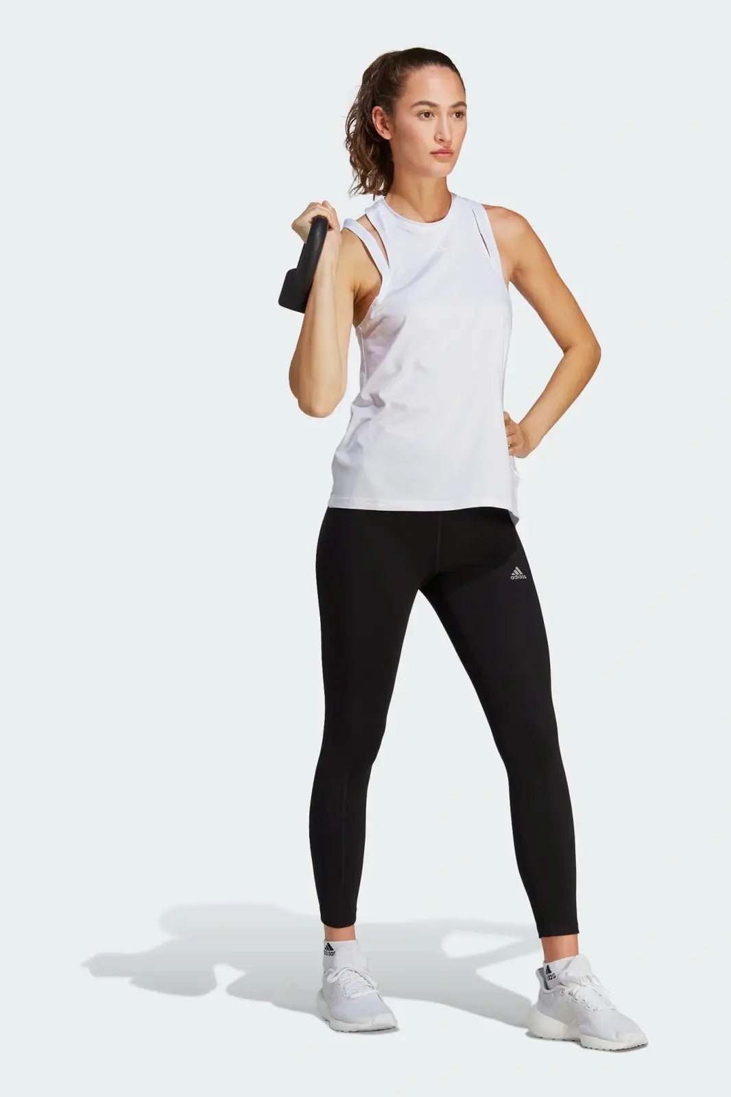ADIDAS - גופיית אימון לנשים בצבע לבן - MASHBIR//365