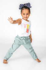 OKAIDI - גופיית הדפס בצבע לבן לילדות - MASHBIR//365