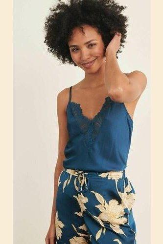 ETAM - גופיית סאטן בשילוב תחרה KARMA כחול פטרול - MASHBIR//365