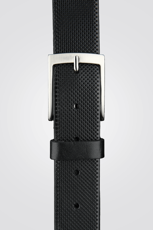 KENNETH COLE - חגורת עור שחורה עם אבזם מרובע - MASHBIR//365
