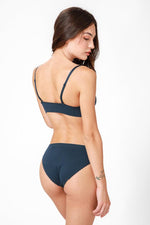 DELTA - גוזיית ריב משולשים בצבע נייבי - MASHBIR//365