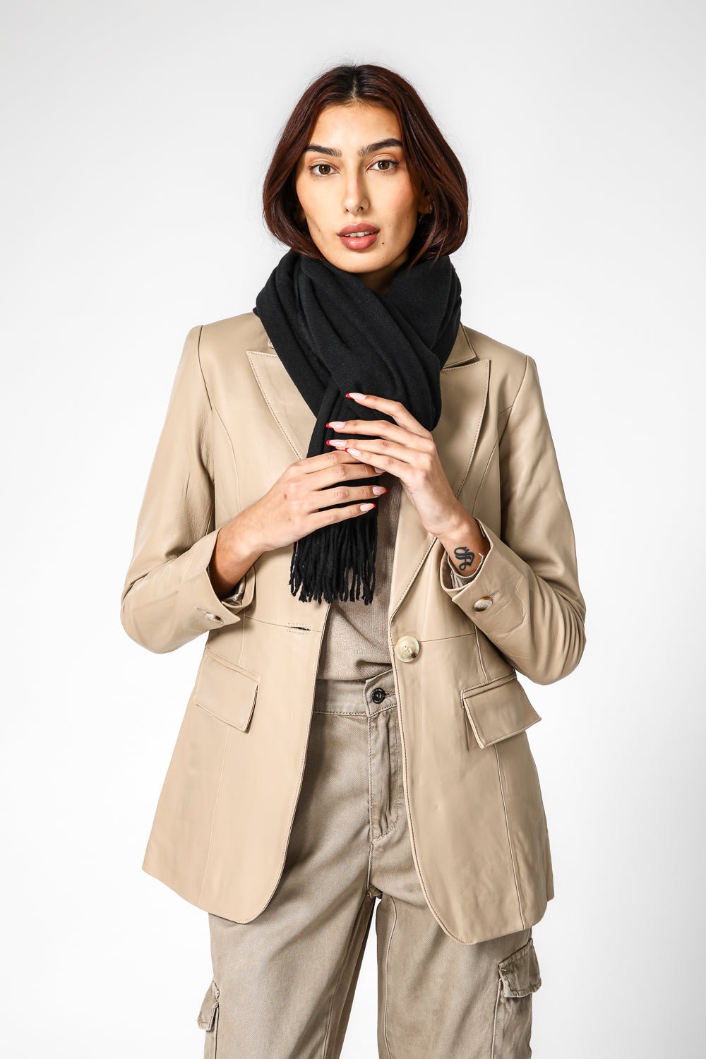 KENNETH COLE - צעיף לנשים בצבע שחור - MASHBIR//365