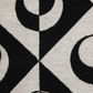 KENNETH COLE - צעיף מעוצב לנשים בצבע שחור ולבן - MASHBIR//365 - 2