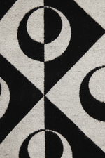 KENNETH COLE - צעיף מעוצב לנשים בצבע שחור ולבן - MASHBIR//365