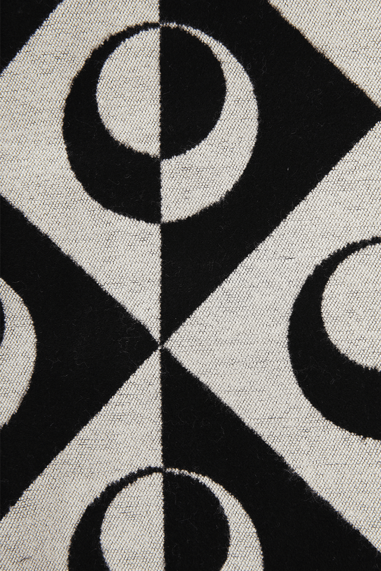 KENNETH COLE - צעיף מעוצב לנשים בצבע שחור ולבן - MASHBIR//365