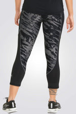 PUMA - טייץ 3/4 RUN 5K GRAPHIC HW 3 בצבע שחור - MASHBIR//365