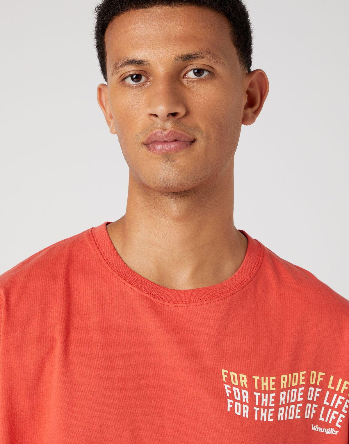 WRANGLER - טישירט אפרסק עם הדפס לוגו בחזית - MASHBIR//365