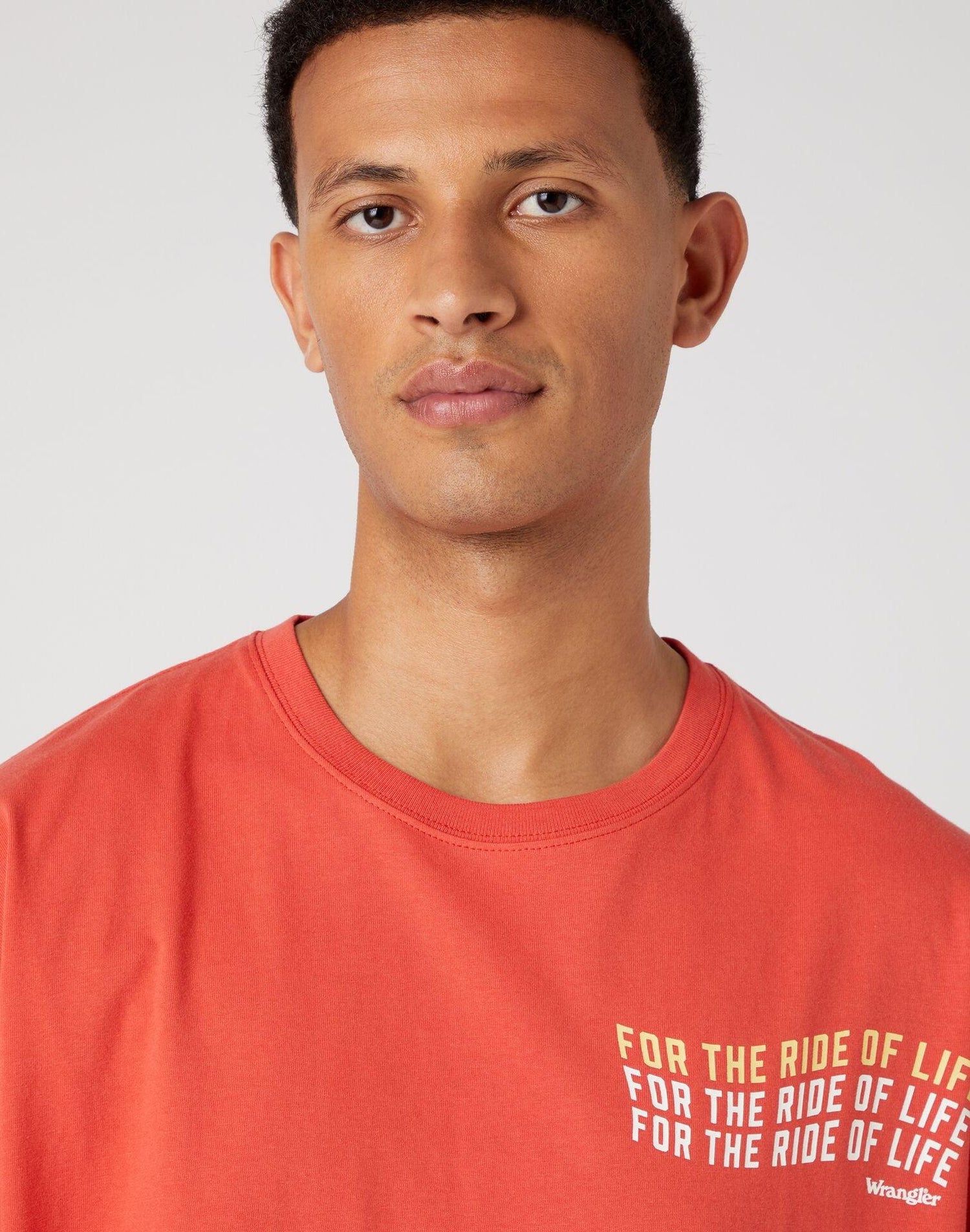 WRANGLER - טישירט אפרסק עם הדפס לוגו בחזית - MASHBIR//365