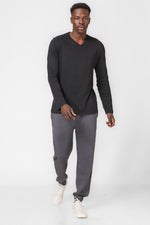 DELTA - טישירט ארוכה קלאסית צווארון וי בצבע שחור - MASHBIR//365