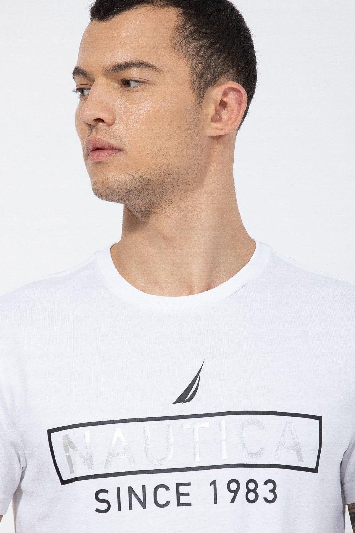 NAUTICA - טישירט בצבע לבן לוגו מטאלי - MASHBIR//365