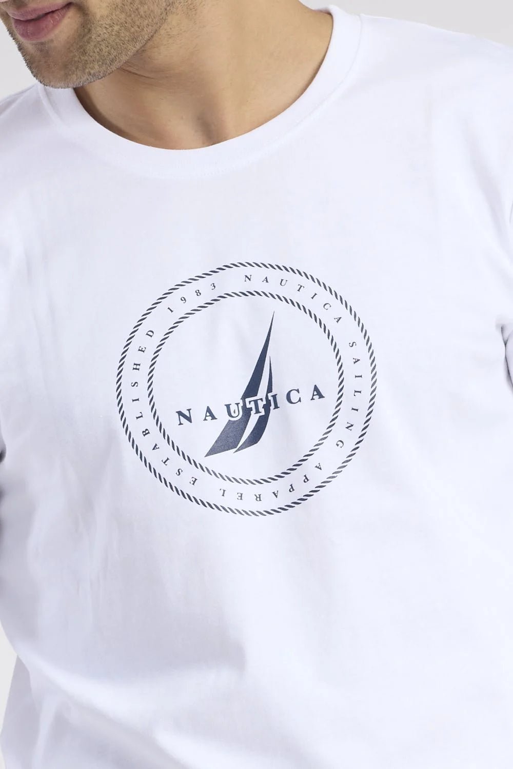 NAUTICA - טישירט בצבע לבן עם לוגו - MASHBIR//365