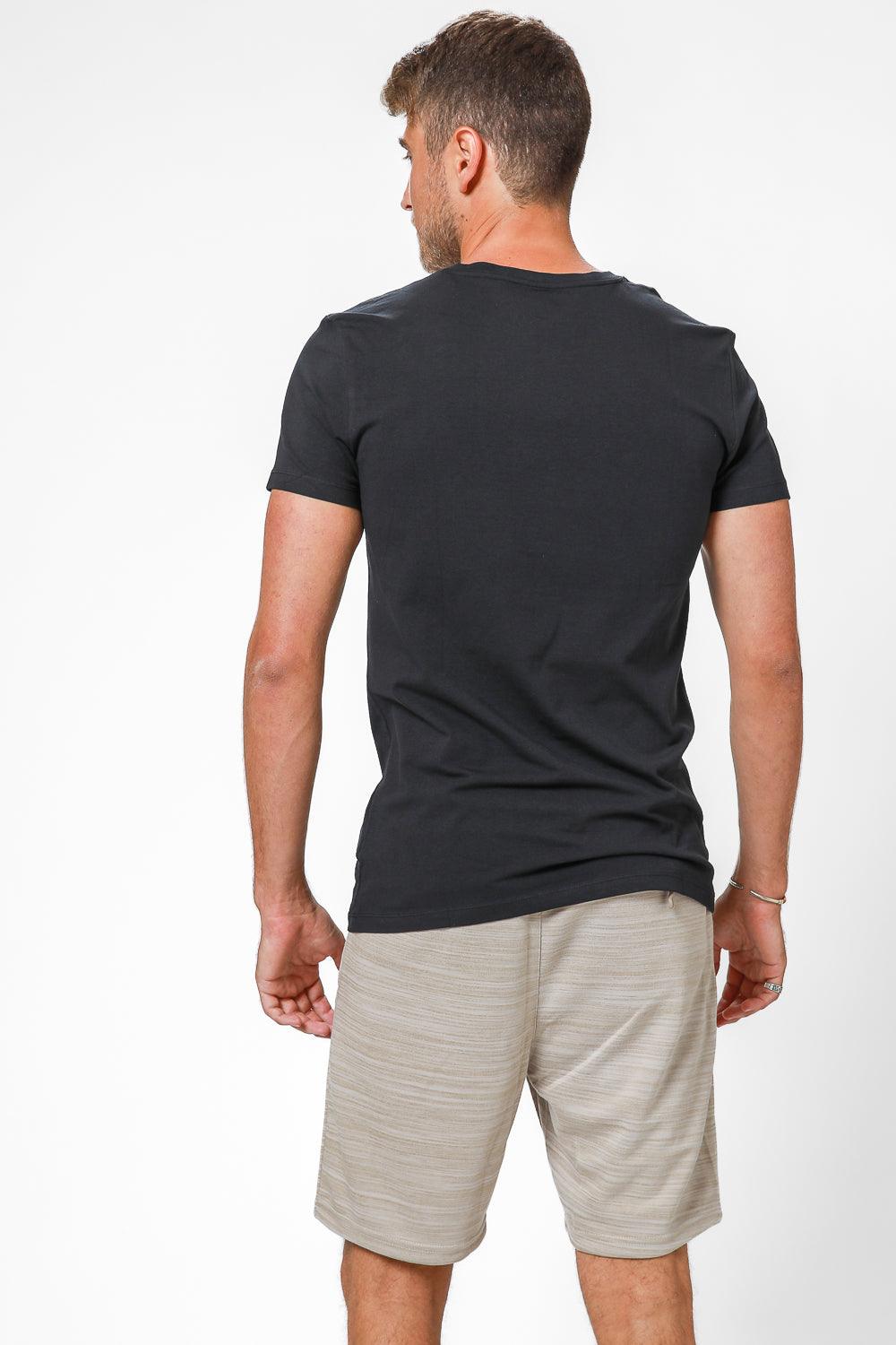 DELTA - טישירט בייסיק סלים צווארון וי בצבע שחור - MASHBIR//365