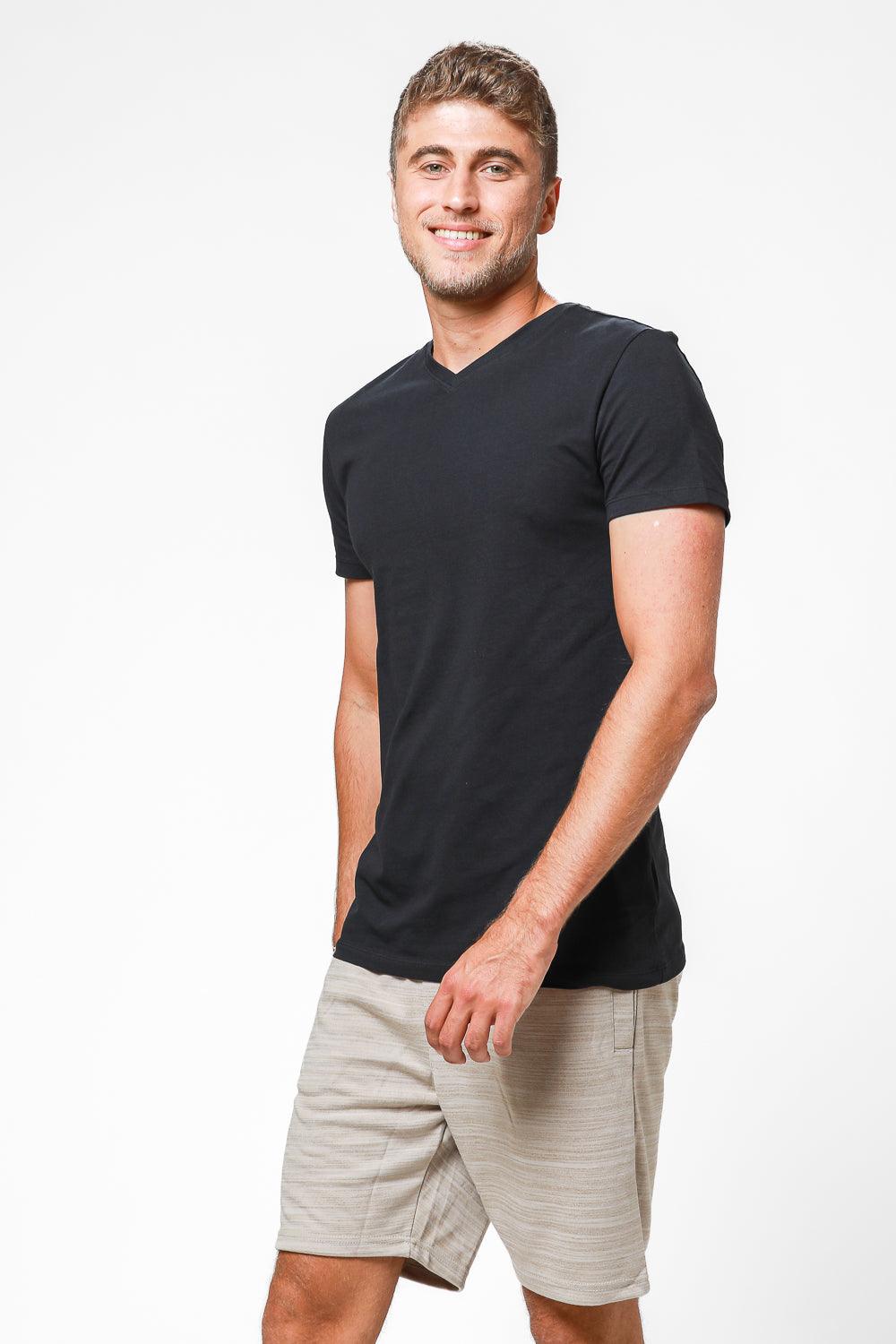 DELTA - טישירט בייסיק סלים צווארון וי בצבע שחור - MASHBIR//365