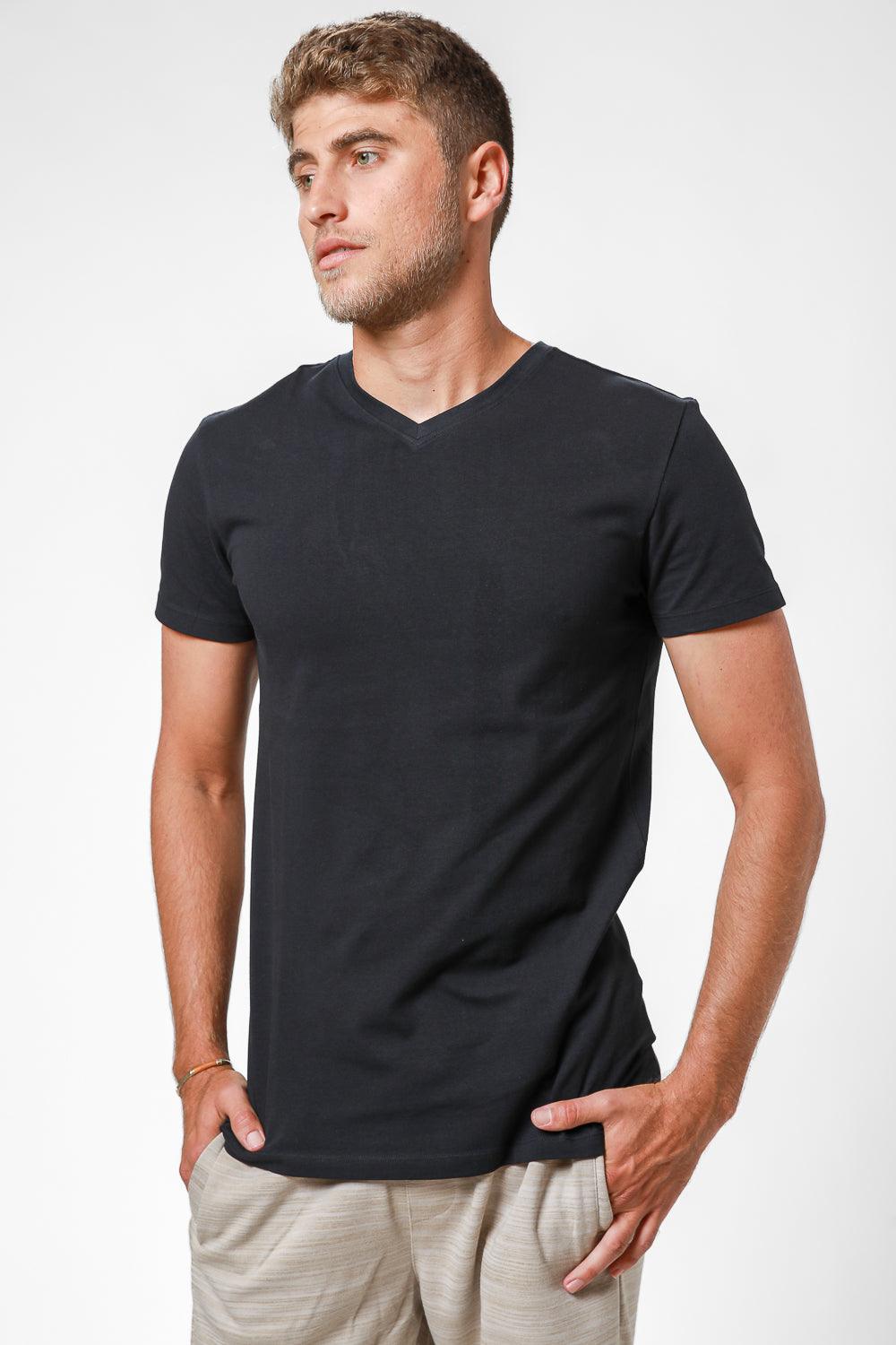 DELTA - טישירט בייסיק סלים צווארון וי בצבע שחור - MASHBIR//365