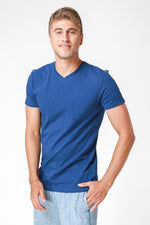 DELTA - טישירט בייסיק סלים צווארון וי בצבע כחול - MASHBIR//365