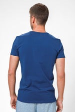 DELTA - טישירט בייסיק סלים צווארון וי בצבע כחול - MASHBIR//365