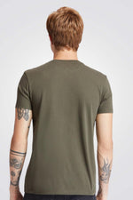 TIMBERLAND - טישירט DUN RIVER בצבע ירוק זית - MASHBIR//365