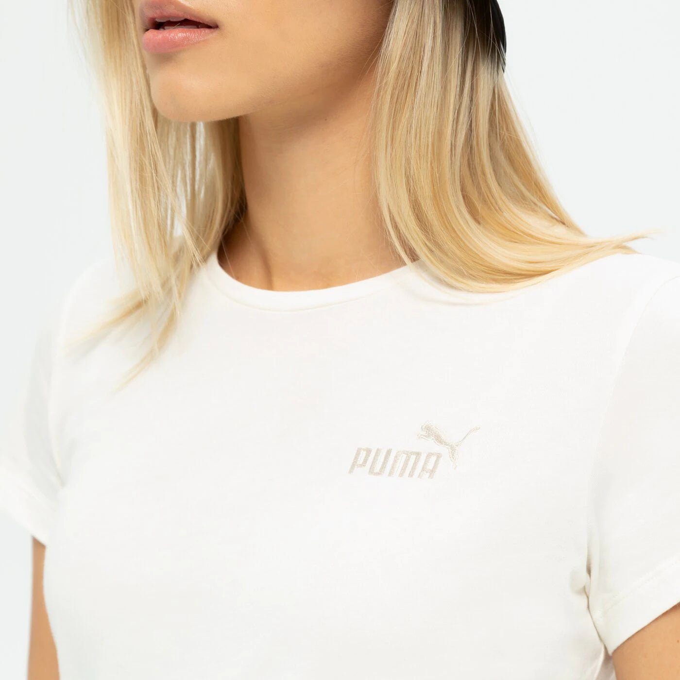 PUMA - טישירט ESS Embroidery Tee לנשים בצבע לבן - MASHBIR//365
