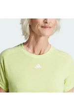 ADIDAS - טישירט ESSENTIALS MINIMAL BRANDING CREWNECK בצבע ירוק - MASHBIR//365