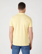WRANGLER - טישירט פולו בצבע צהוב בננה - MASHBIR//365