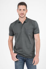 SCORCHER - טישירט פולו עם כיס בחזה בצבע ירוק זית - MASHBIR//365