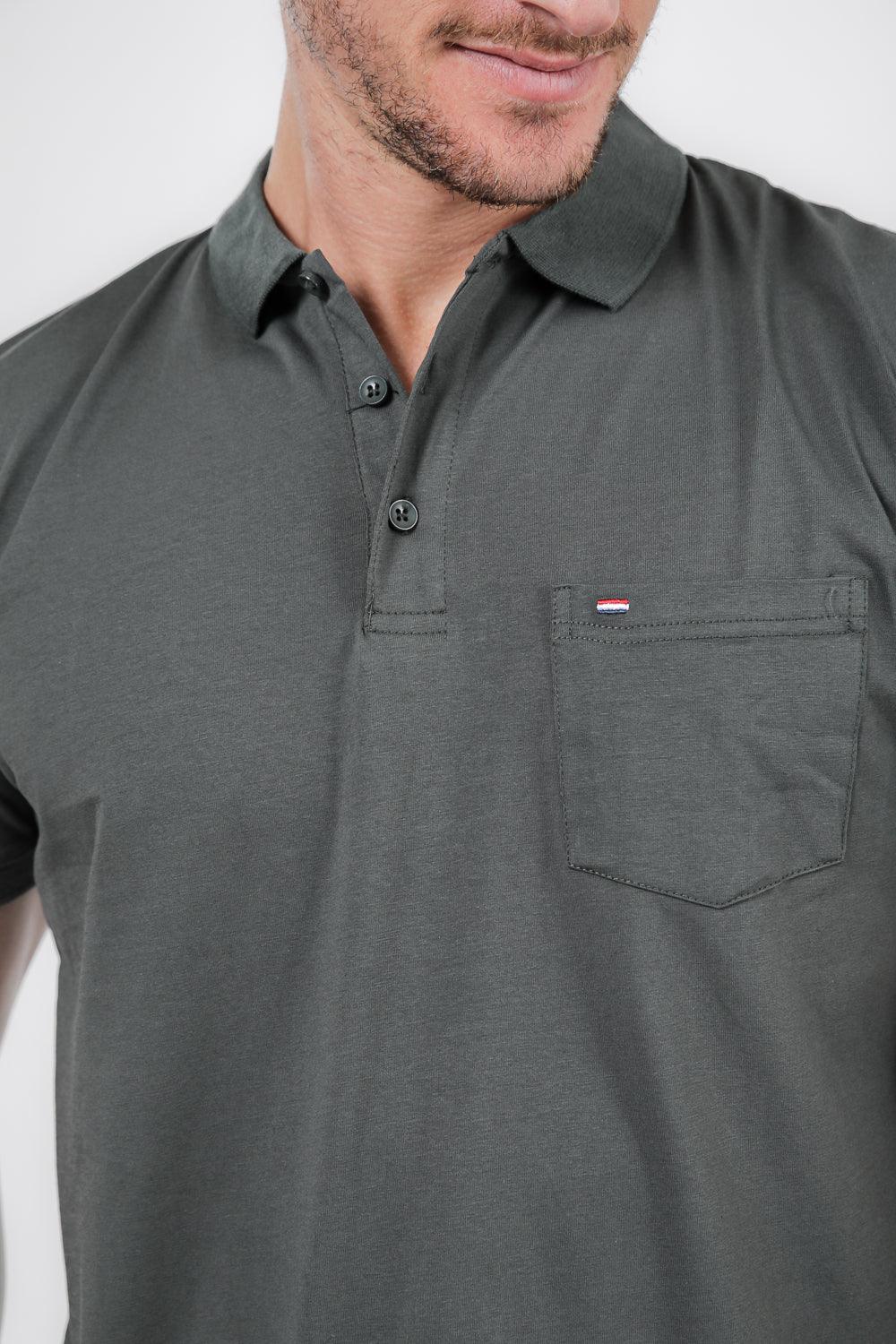 SCORCHER - טישירט פולו עם כיס בחזה בצבע ירוק זית - MASHBIR//365