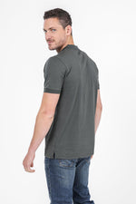 SCORCHER - טישירט פולו עם כיס בחזה בצבע ירוק זית - MASHBIR//365