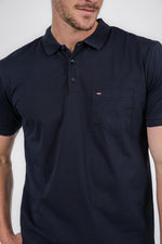 SCORCHER - טישירט פולו עם כיס בחזה בצבע נייבי - MASHBIR//365