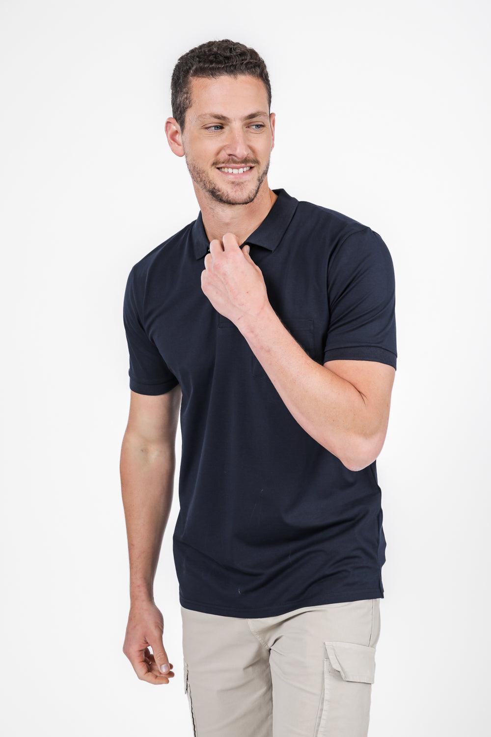 SCORCHER - טישירט פולו עם כיס בחזה בצבע נייבי - MASHBIR//365