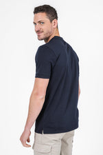 SCORCHER - טישירט פולו עם כיס בחזה בצבע נייבי - MASHBIR//365