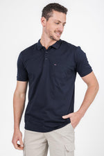 SCORCHER - טישירט פולו עם כיס בחזה בצבע נייבי - MASHBIR//365