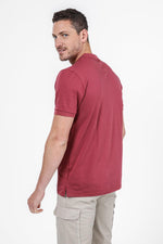 SCORCHER - טישירט פולו עם כיס בחזה בצבע ורוד - MASHBIR//365