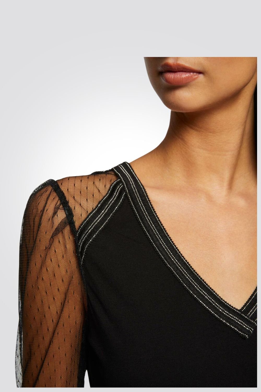 MORGAN - טישירט חגיגית וי עם שרוול שקוף בשחור - MASHBIR//365