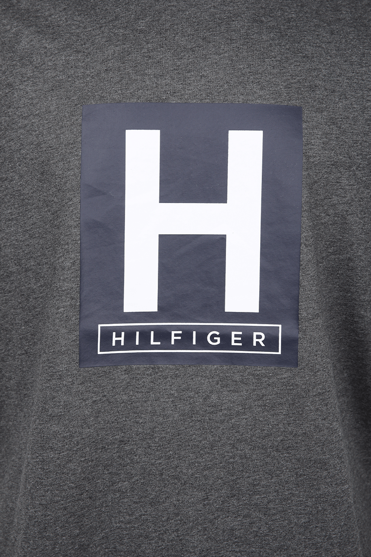 Tommy Hilfiger - טישירט הדפס בצבע אפור - MASHBIR//365