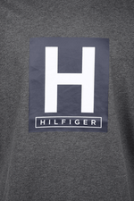 Tommy Hilfiger - טישירט הדפס בצבע אפור - MASHBIR//365