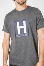 Tommy Hilfiger - טישירט הדפס בצבע אפור - MASHBIR//365